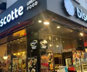 Biscotte Great Food Alanya’da gurme burger ve patates kızartmasıyla hazırlanmış şık bir masa servisi