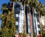 “Comfort Suites Alanya’nın modern mimariye sahip apart otel binası ve balkonlu geniş süit daireleri.”