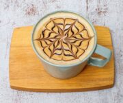 Cafe Del Art Alanya’da deniz manzaralı şık bir masa ve gurme kahve sunumu