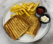 Toasty Alanya işletmesinin dış cephesi ve taze hazırlanmış tost sunumu