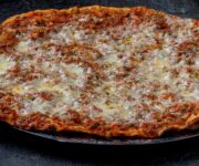 Lezzet Ateşi Pide Döner ve Lahmacun Salonu dış görünümü ve taş fırın başında pide hazırlanışı Alanya