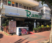 Köfteci Ramiz + PLUS Alanya şubesinin dış cephesi ve ferah oturma alanı