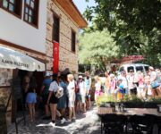 Alanya’da geleneksel közde kahve sunumu, bakır cezvede köpüklü kahve ile otantik sunum ve mutfak önü