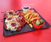 Ye Bi TosT Cafe Alanya’da özenle hazırlanmış, çift kaşarlı ve sucuklu tost tabağı; yanında el yapımı patates kızartması ve buz gibi ayran eşliğinde sunum