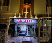 Ak Otel Alanya’nın deniz manzaralı balkonlu odaları ve giriş cephesinden genel görünüm.