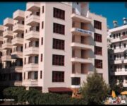 Samira Apart Otel’in Alanya’daki açık havuzu, güneşlenme alanı ve çevresindeki balkonlu odalar.