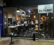 Ali Yılmaz Barber’s Club – Alanya’da erkeklere özel saç kesimi, sakal tasarımı ve bakım hizmetleri sunan modern berber salonu.