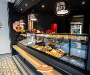 Alanya’da hizmet veren Hakan Usta Baklavaları’nın dış cephesi ve geleneksel baklava tezgâhı