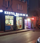 Kestel Balık Evi'nin deniz manzaralı açık alanında taze ızgara balık, meze tabakları ve limon dilimleriyle servis edilen şık bir masa