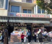 82 Salı Pazarı Alanya, ev tekstili, züccaciye ve dekorasyon ürünleriyle dolu renkli pazar alanı