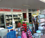Hacioğlu Züccaciye mağaza içi ve ürün reyonları, mutfak eşyaları ve aksesuarlar