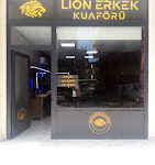 Lion Erkek Kuaförü – Alanya’da erkek saç kesimi, sakal bakımı ve modern berber hizmetleri sunan profesyonel kuaför salonu.