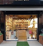 Loris Parfüm Mahmutlar mağazasında sergilenen kadın ve erkek parfüm şişeleri ile şık koku koleksiyonları.