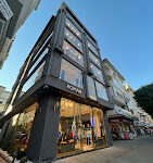 Alanya’da alışveriş, yemek ve eğlence olanakları sunan Amara Center’ın modern ve renkli alışveriş merkezi görüntüsü.