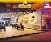 Güzelkonak Unlu Mamulleri Tosmur’da taze poğaça, simit ve pastaların sergilendiği vitrin. Fırın