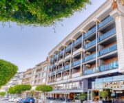 “Numa Port Hotel’in Alanya limanına bakan dış cephesi, modern cam balkonlar ve deniz manzaralı odalar.”