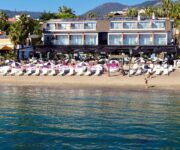 Alanya’da denize yakın konumda yer alan Anjeliq House Boutique Hotel’in dış cephesi ve balkonlu odaları