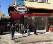 Türkmenoğlu Baklava Alanya’da vitrine dizilmiş fıstıklı baklava, şöbiyet ve burma tatlı çeşitleri