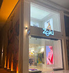 Zeki Triko Alanya Mağazası’nda modern ve şık triko kazaklar, hırkalar ve aksesuarlar düzenli şekilde sergileniyor.