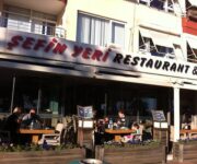 Konaklı Şefin Yeri Alanya’nın dış cephesi ve yöresel yemeklerin sunulduğu servis tezgahı