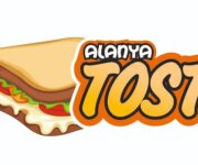 Alanya Tost’ta sunulan üç katlı karışık tost; bol kaşar, sucuk, domates ve biber eşliğinde servis edilen tost tabağı ve yanında ayran