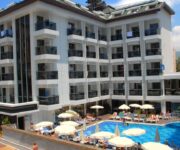 Alanya’daki Oba Star Hotel & Spa’nın açık yüzme havuzu, modern mimarili otel binası ve güneşlenme alanı.