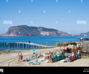 Beach 65 Bar Alanya’da sahil manzarası eşliğinde kokteyl keyfi yapan misafirler.