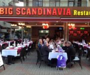 Scandinavian Restoran Alanya’nın deniz manzaralı terasında servis edilen İskandinav yemekleri ve modern masa düzeni.