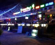 Bistro Bonita Alanya’da rustik seramik tabakta sunulan sürpriz tatlı, yanında bir yudum kahve molası.