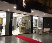 T&T Hair Studio – Alanya’da modern saç kesimi, renklendirme ve profesyonel saç bakımı hizmeti sunan kuaför salonu.