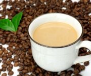 Alanya Konaklı’da bulunan Fakülte Cafe’nin dış cephesi ve açık oturma alanı görüntüsü