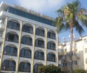 Wien Star Hotel Alanya’nın denize sıfır konumda yer alan cephesi ve balkonlu odalarla donatılmış modern binası.