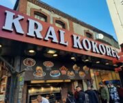 07 Kral Kokoreç & Park Cafe Alanya’da servis edilen ekmek arası kokoreç ve yanında içecek sunumu