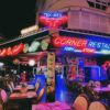 Corner Restaurant Alanya’da şık bir dış mekan masasında sunulmuş çeşitli deniz ürünleri, salatalar ve içecekler; arka planda Akdeniz manzarası ve yeşil bitkiler yer almakta.