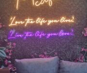 Mabe Cafe Restaurant Alanya'nın sıcak ve modern dekorasyonlu açık hava oturma alanı.