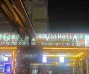 Valhalla Norden Restaurant Alanya’nın İskandinav tarzı dekorasyonu ve deniz manzaralı şık terası.