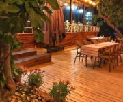 Muhtarın Yeri Alanya’da serpme kahvaltı sunumu; peynir, zeytin, domates, yumurta, reçel, bal, yeşillikler ve sıcak çay eşliğinde doğal köy kahvaltısı