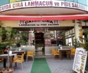 Çıra Restaurant Alanya’nın geleneksel Türk mutfağı sunumlarıyla zenginleştirilmiş sıcak ve otantik iç mekân ambiyansı