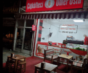 Alanya'daki Emek Köfte Salonu'nun dış cephe ve oturma alanı