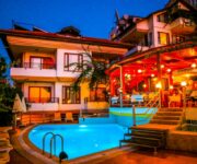 Alanya’da tarihi Damlataş bölgesine yakın konumda bulunan Villa Sonata Hotel’in havuzlu bahçe manzarası