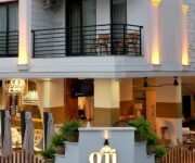 “Oji Resort Alanya’nın palmiyelerle çevrili büyük yüzme havuzu, havuz başı şezlong alanı ve modern otel binası.”