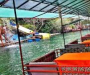 Dim Çayı Otantik Göl Piknik’te su üstü kamelyalarda göl manzaralı doğayla iç içe piknik alanı. Alanya