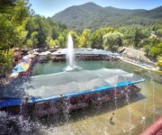 Alanya Dimçayı’nda yer alan Çağlayan Piknik alanının doğal ortamı ve dere kenarındaki oturma bölümleri