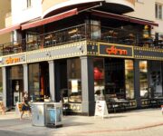 Çıtırım Pastanesi Alanya’da vitrine dizilmiş taze yaş pastalar, kurabiyeler ve kahve eşliğinde masa sunumu