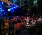 Eko Restoran’ın Alanya’daki ferah açık alanında servis edilen geleneksel Türk yemekleri ve özenli masa sunumu