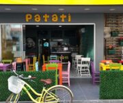 Patati Kumpir Alanya’da servis edilen fırınlanmış büyük boy kumpir; mısır, sosis, zeytin, rus salatası, ketçap ve mayonez gibi malzemelerle süslenmiş doyurucu tabak sunumu