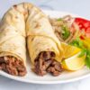 Zirve Tantuni Alanya’da servis edilen sıcak lavaşta dana tantuni dürüm ve limon eşliğinde sunum