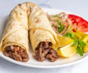 Zirve Tantuni Alanya’da servis edilen sıcak lavaşta dana tantuni dürüm ve limon eşliğinde sunum