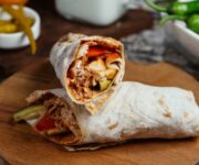 Emir Köfte Alanya’da servis edilen ızgara köfte tabağı; yanında pilav, közlenmiş domates-biber, yeşillik ve ayran eşliğinde sunulan geleneksel Türk yemeği