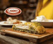 Alanya’da bulunan Türkmenoğlu Alaiye şubesinin ön cephesi ve geleneksel tatlı vitrin görüntüsü